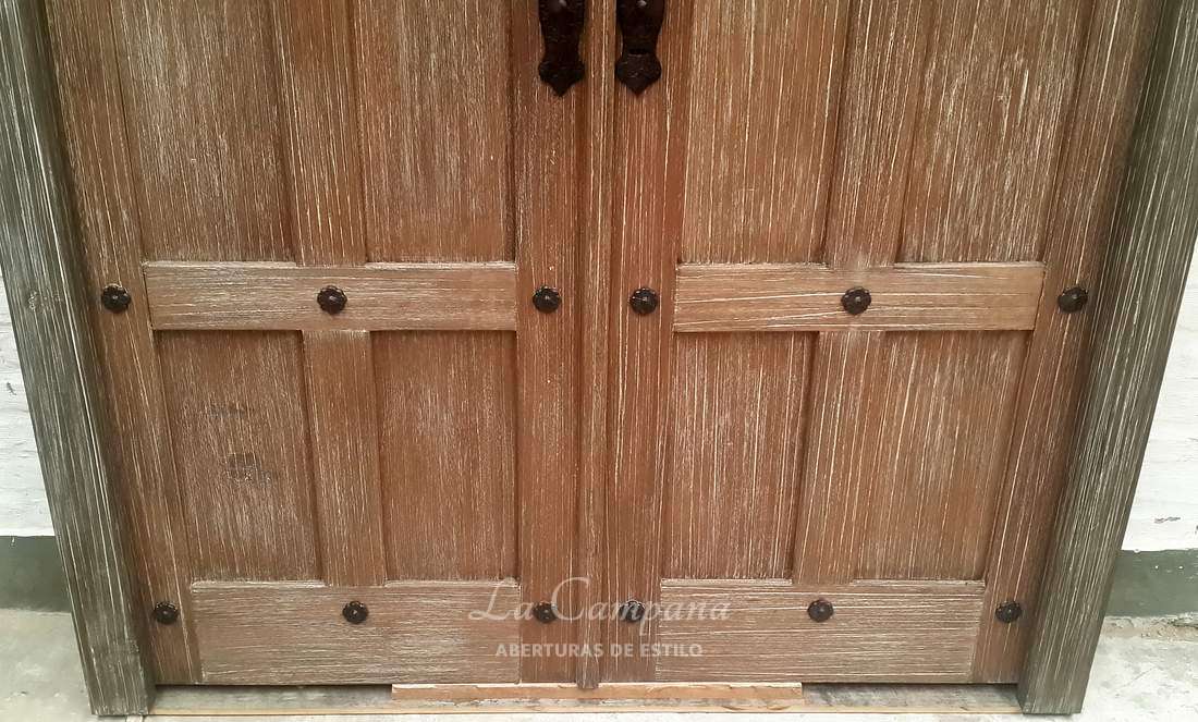 Puerta doble con detalles en hierro